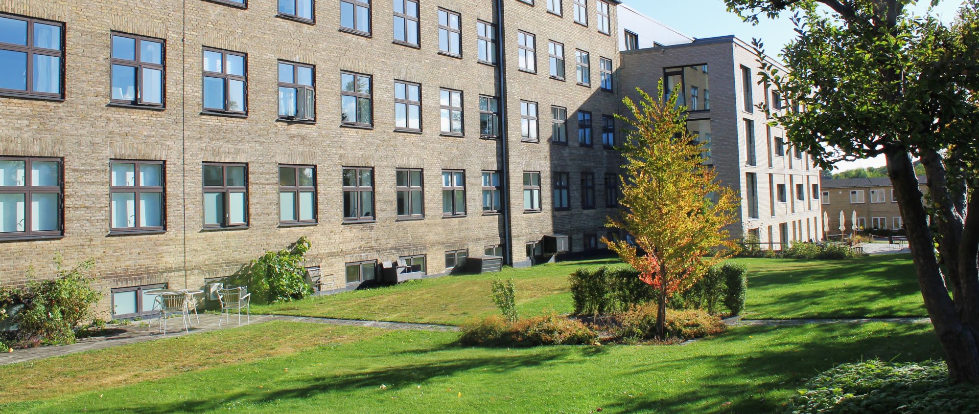 Det gamle og nye Lindely set fra haven i syd.